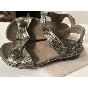 Taos Escape 2 Sandals W 10 Metallic Pewter Floral Embossed Leather Hook And Loop